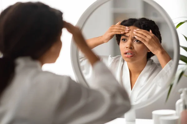 Dama Negra Estressada Com Espinha Testa Olhando Espelho Casa Jovem — Fotografia de Stock