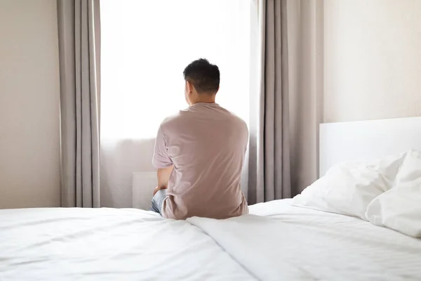 Pohled Zezadu Odpočatého Bruneta Pyžamu Sedícího Posteli Probuzení Ráno Dívajícího — Stock fotografie