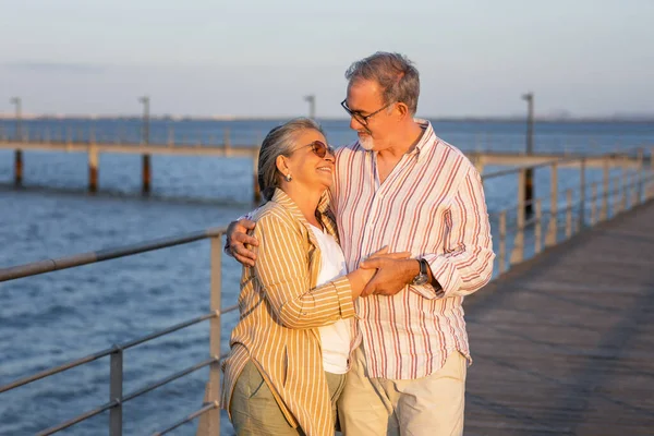 Alegre Caucásico Senior Hombre Mujer Abrazos Descanso Disfrutar Paseo Tiempo —  Fotos de Stock