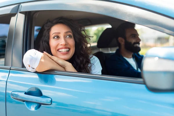 Lächelnde Verträumte Arabische Dame Die Auto Fährt Aus Dem Offenen — Stockfoto