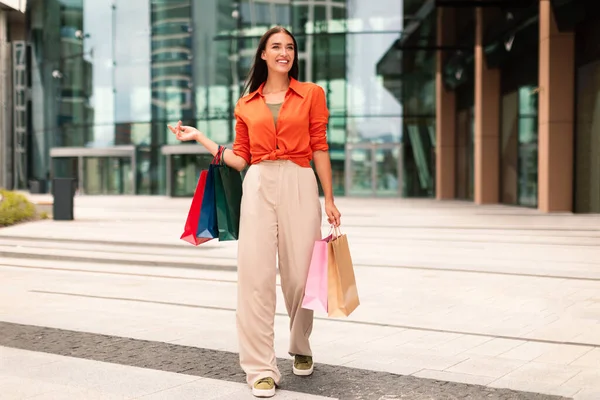 Alışveriş Satış Sezonu Modern Alışveriş Merkezleriyle Dolu Renkli Alışveriş Torbalarıyla — Stok fotoğraf