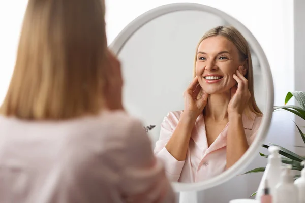 Cuidados Beleza Retrato Mulher Madura Atraente Olhando Espelho Casa Bela — Fotografia de Stock