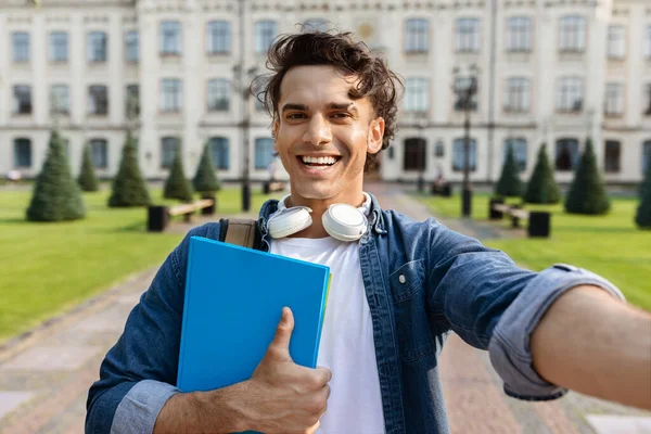 Knappe Student Die Selfie Outdoors Neemt Tegen Het Universiteitsgebouw Portret — Stockfoto