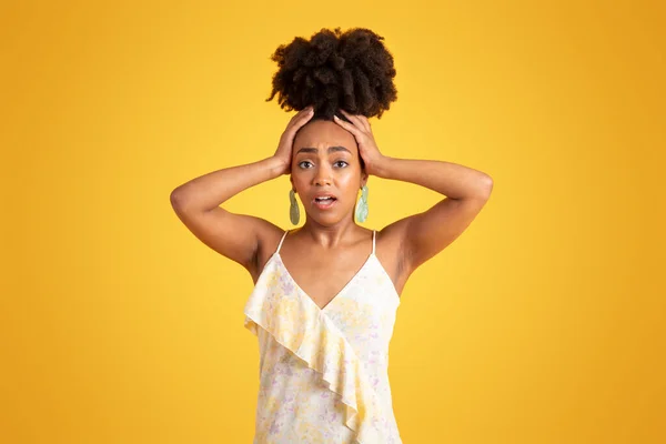 Scared Frightened Sad Confused Young Black Woman Open Mouth Holding — Stock Photo, Image