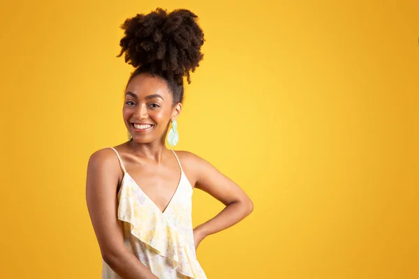 Neşeli Kendine Güvenen Genç Siyahi Kadın Kameraya Bakıyor Tatilden Hoşlanıyor — Stok fotoğraf