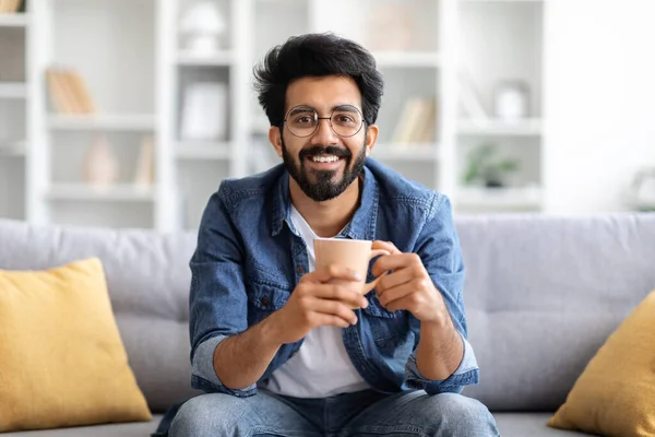 Retrato Homem Indiano Feliz Segurando Xícara Café Sorrindo Para Câmera — Fotografia de Stock