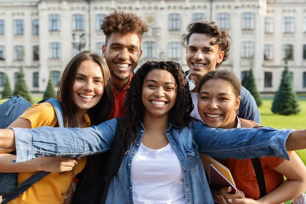 Estudantes Multiculturais Alegres Fazendo Selfie Perto Prédio Universidade Posando Juntos — Fotografia de Stock