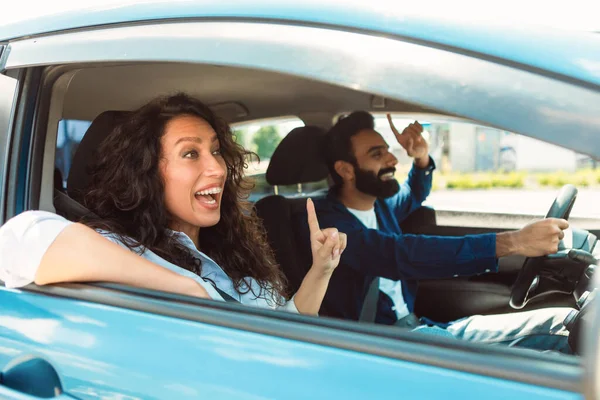 Amanti Arabi Felici Seduti Auto Nuova Che Vanno Vacanza Insieme — Foto Stock