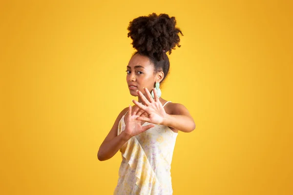 忧心忡忡的年轻黑人女子拒绝拍照 用手做了个停车标志 被黄色背景隔离 工作室 个人空间 坏消息 — 图库照片