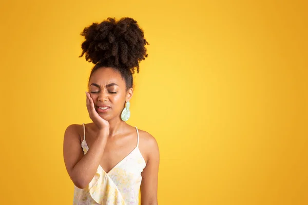 Despaired Young Black Woman Closed Eyes Presses Hand Cheek Suffering — Stock Photo, Image
