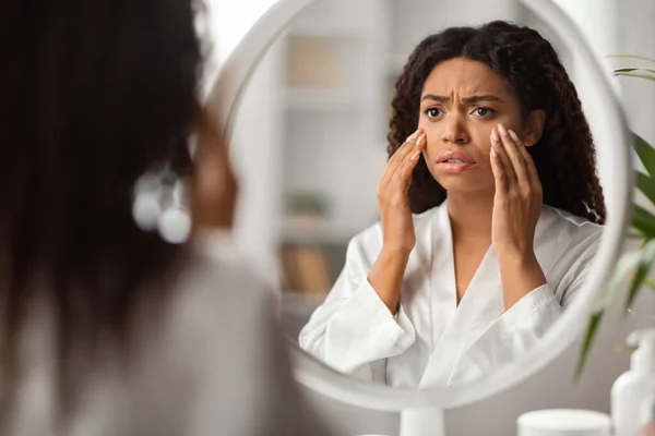 Hudproblem Upprörd Afroamerikansk Kvinna Tittar Spegel Och Berörande Ansikte Förvirrad — Stockfoto