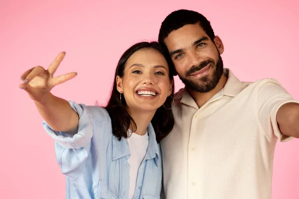 Mooi Vrolijk Schattig Multiraciaal Jong Paar Nemen Selfie Samen Roze — Stockfoto