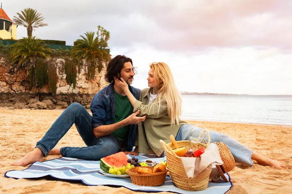 2015 Portrait Romantic Young Couple Having Picnic Beach Sea Loving — 스톡 사진