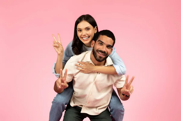 Gelukkig Schattig Liefdevol Jong Paar Hebben Plezier Roze Achtergrond Tonen — Stockfoto