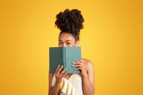 Vrolijke Jonge Zwarte Vrouw Lezen Boek Heeft Plezier Alleen Geïsoleerd — Stockfoto