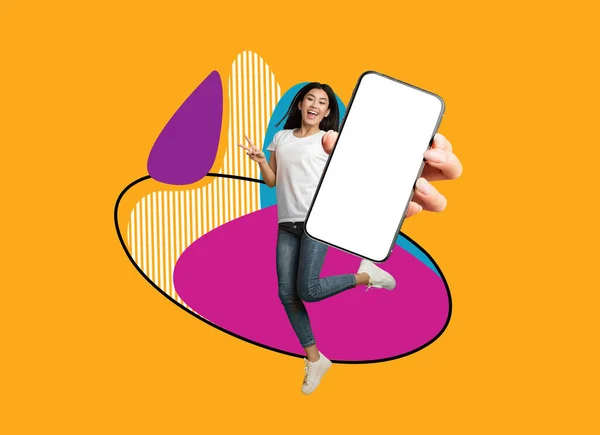 Fajna Aplikacja Wesoły Azjatycki Kobieta Demonstrujące Smartfon Dużym Pustym Ekranem — Zdjęcie stockowe