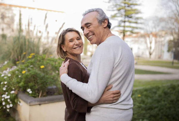 Mutlu Emekliler Çifti Romantik Olgun Eşler Kamera Karşısında Gülümseyerek Şehir — Stok fotoğraf