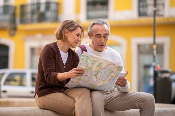Vacation Planning Senior Globetrotters Couple Looking Map Using Phone Searching — Stock Photo, Image
