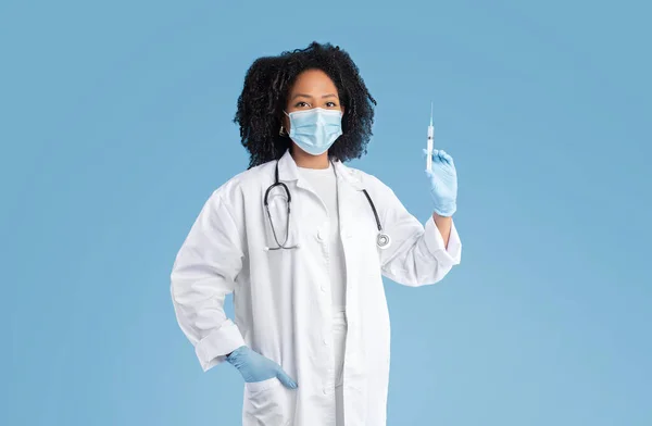 Selbstbewusste Junge Schwarze Ärztin Weißem Mantel Schutzmaske Und Handschuhen Zeigt — Stockfoto