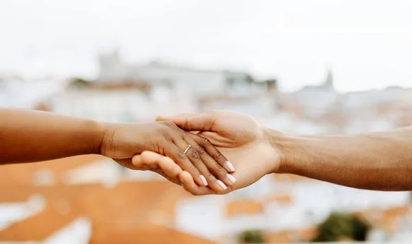 年轻的非洲裔美国人手握订婚戒指的女士 享受约会和旅行 玩的开心 爱情故事 — 图库照片