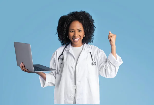Zufriedene Junge Schwarze Ärztin Weißem Mantel Hält Laptop Der Hand — Stockfoto