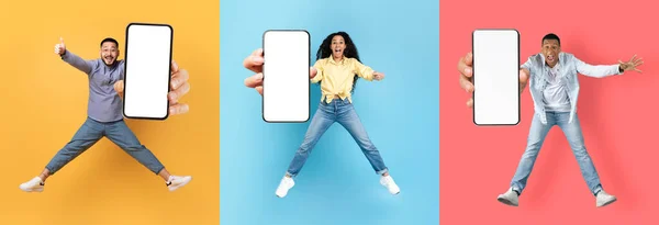 喜んで興奮した若いアジア人 黒人男性とアラブ人の女性の喜びからジャンプし 空の画面で電話を見ると 背景色 コラージュに隔離された 素晴らしいアドバイス オファー デジタル広告 新しいアプリ パノラマ — ストック写真