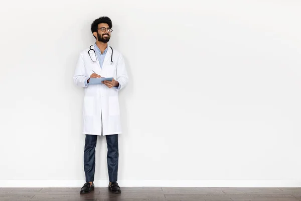 Χαρούμενος Όμορφος Ινδιάνος Νεαρός Γιατρός Γιατρός Γενικός Ιατρός Κρατώντας Ιατρικό — Φωτογραφία Αρχείου