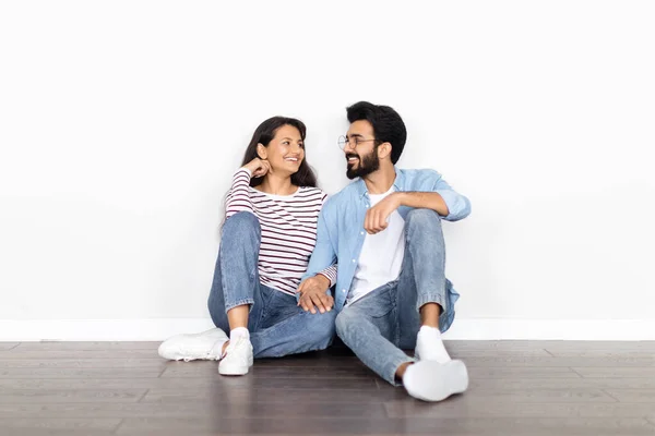 Aufgeregt Aufgeregt Schöne Junge Indische Paar Sitzt Auf Dem Boden — Stockfoto