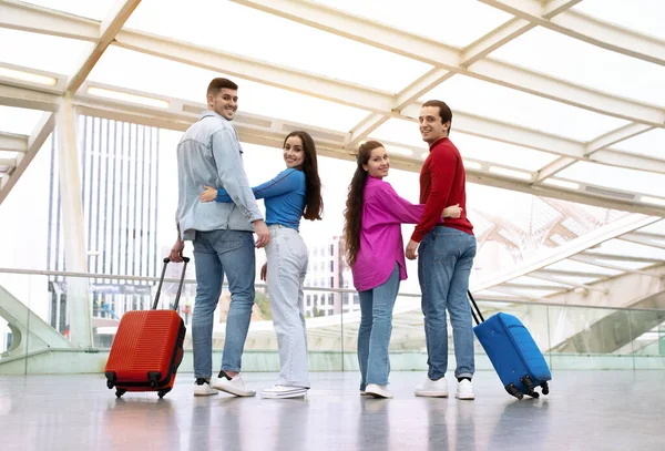 Urlaubsreisen Zwei Romantische Paare Die Mit Koffern Modernen Flughafeninnenraum Posieren — Stockfoto