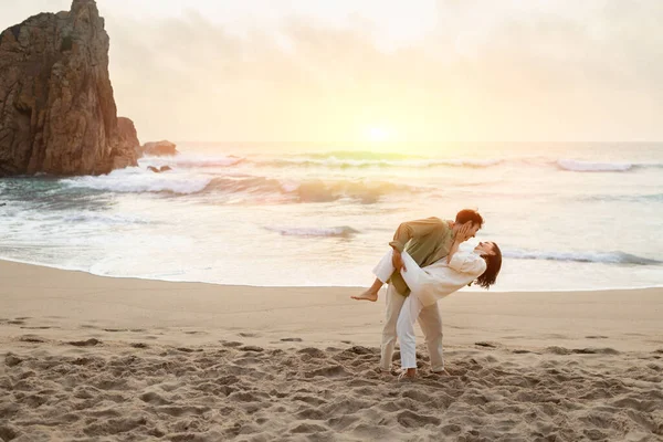 Κύματα Ρομαντισμού Νεαρό Ρομαντικό Ζευγάρι Χορεύει Στην Παραλία Ηλιοβασίλεμα Απολαμβάνοντας — Φωτογραφία Αρχείου