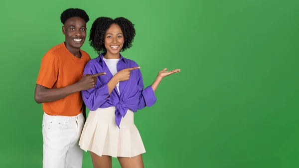 Positives Afrikanisch Amerikanisches Millennial Paar Lässigem Zeigefinger Auf Händen Mit — Stockfoto