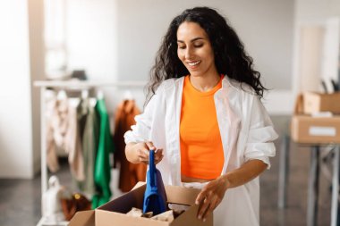 Butik Teslimatı. Mağaza Asistanı Bayan Moda Hazırlama Paketi Paket Çantası Paketi Kutusunda Moda Odası İçinde Ayakta Duruyor. Çevrimiçi Girişimciliğin Başarı
