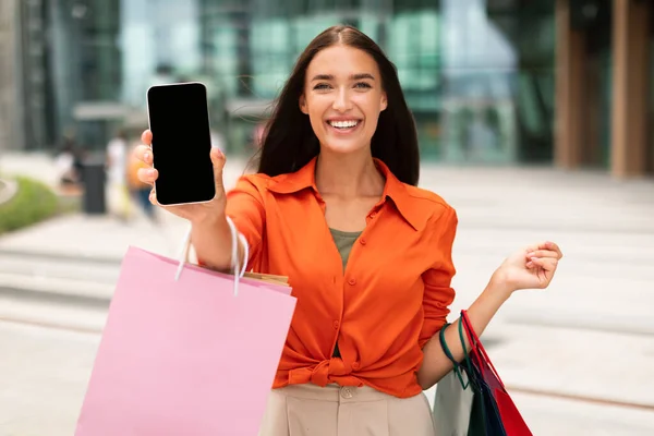 Applicazione Shopping Online Sorridente Giovane Signora Che Mostra Telefono Con — Foto Stock