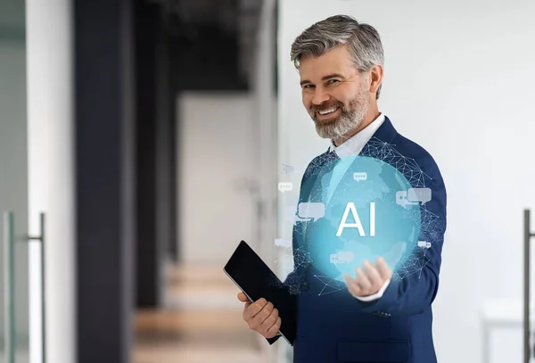 快乐的中年商人穿着正装 手里拿着数字平板电脑 在办公室展示人工智能全息图 双管齐下 在现代商业理念中拼凑人工智能 — 图库照片