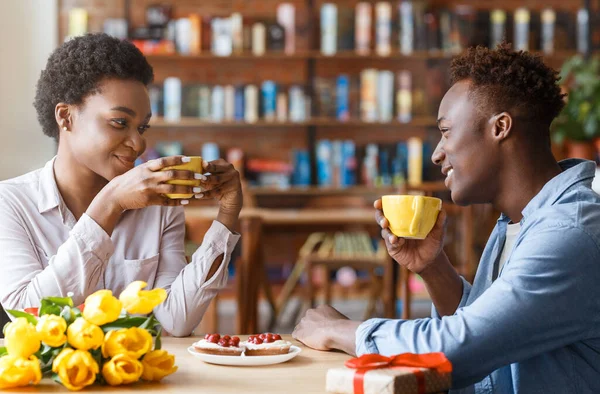 幸せな若い黒人のカップルは ランチタイムにコーヒーショップでロマンチックなデートをしています 美しい千年のアフリカ系アメリカ人女性彼女のボーイフレンドに彼女の日の様子を伝え 一緒にカフェに座って — ストック写真