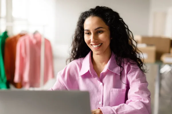 Loja Online Sorrindo Fashion Designer Empresária Laptop Trabalhando Planejando Novos — Fotografia de Stock