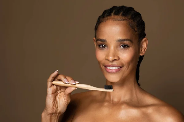 Atractiva Mujer Negra Mediana Edad Sosteniendo Cepillo Dientes Sonriendo Cámara —  Fotos de Stock