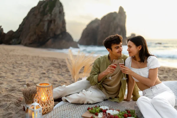 지역은 낭만적 남녀가해 해변에서 피크닉을 즐기고 와인을 마시며 해변에서 데이트를 — 스톡 사진