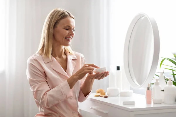 Selfcare Konzept Lächelnde Frau Mittleren Alters Die Feuchtigkeitscreme Aufträgt Während — Stockfoto