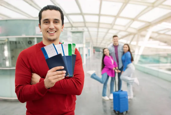 Grande Offerta Viaggio Uomo Turistico Che Mostra Passaporti Passaporti Imbarco — Foto Stock