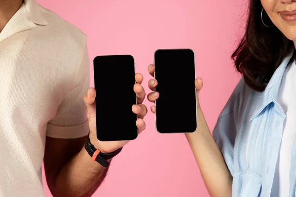 Beskuren Man Och Kvinna Visar Smartphones Med Svarta Tomma Skärmar — Stockfoto