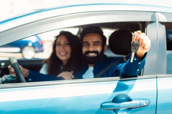 Glückliche Arabische Autobesitzer Mit Schlüssel Sitzen Ihrem Neuen Auto Kaufen — Stockfoto