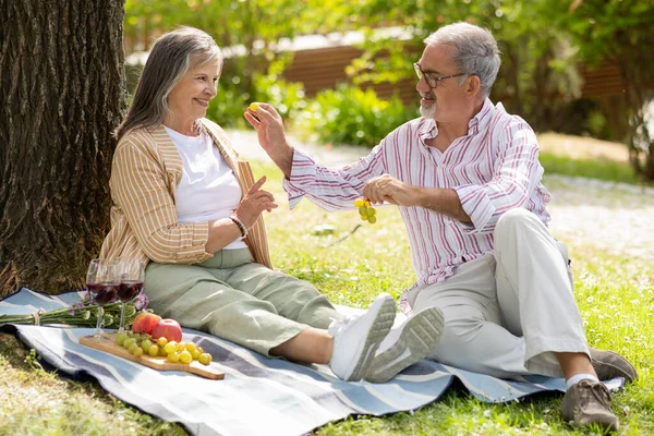 Szczęśliwego Starszego Europejczyka Karmiącego Panią Winogronami Cieszącego Się Romantyczną Randką — Zdjęcie stockowe