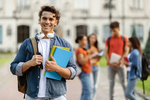 Knappe Jonge Mannelijke Student Met Werkboeken Handen Poseren Buiten Campus — Stockfoto