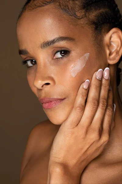 Concepto Cuidado Facial Envejecido Primer Plano Retrato Mujer Negra Mediana —  Fotos de Stock