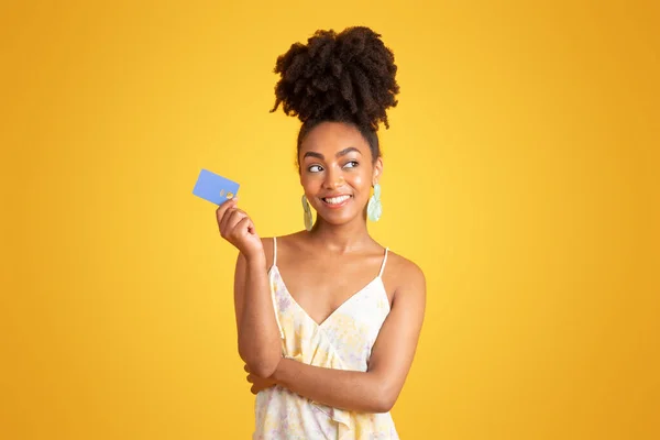 Vrolijke Pensive Jonge Zwarte Vrouw Tonen Credit Card Dromen Het — Stockfoto