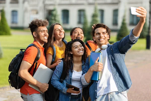 Retrato Estudantes Multiétnicos Felizes Falando Selfie Smartphone Livre Grupo Jovens — Fotografia de Stock