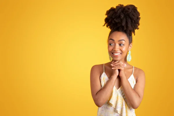 Neşeli Genç Siyah Kadın Boş Alana Bakıyor Tatilden Hoşlanıyor Sarı — Stok fotoğraf