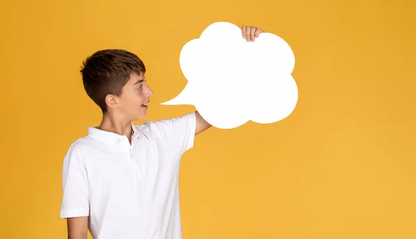 Neşeli Avrupalı Genç Çocuk Soyut Bulutlara Bakıyor Kelimeler Düşünceler Için — Stok fotoğraf