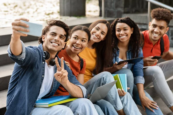 Estudantes Selfie Grupo Multiétnico Amigos Universitários Tirando Fotos Juntos Smartphone — Fotografia de Stock